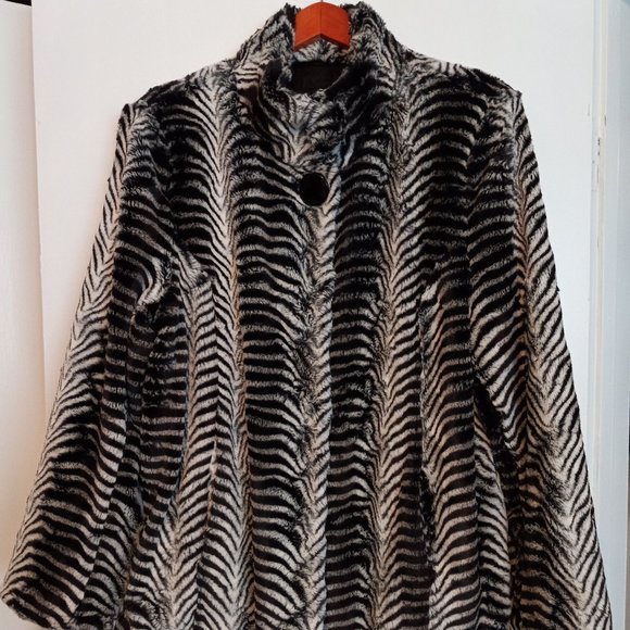 NOVELTI - 1X, black and silver/white animal print coat. Immaculate condition. - Picture 1 of 8
